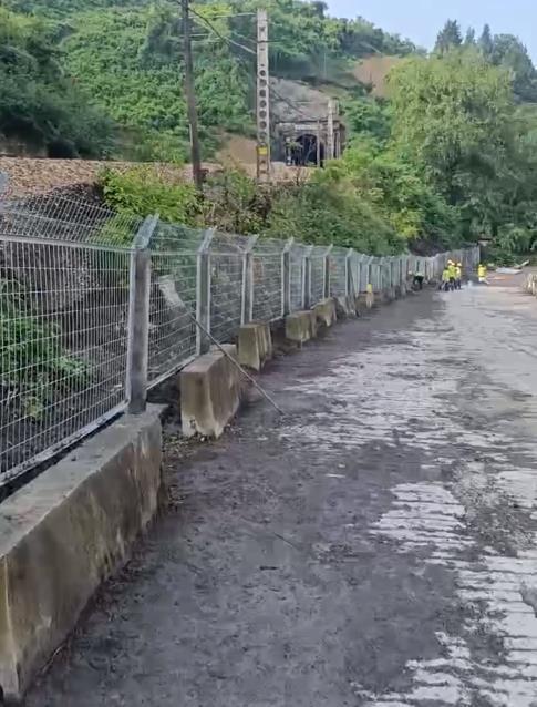 铁道旁加装护栏