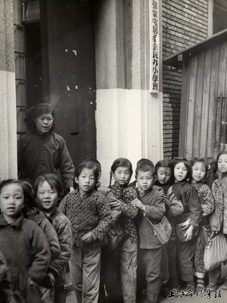 图为静安区张家宅民办小学学生整队放学回家(上海市档案馆藏)