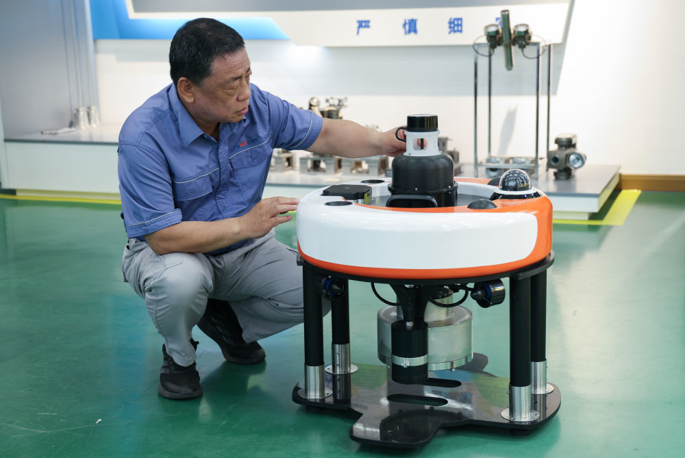 4月24日,乔素凯在大亚湾核电站内的技能中心测试光枪机器人。(受访者供图)