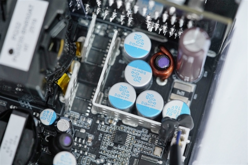 鑫谷数智金牌DM-850G电源评测:双MCU芯片加量不加价!12V输出平稳极限负载超1000W