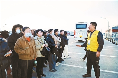 胡彦龙(右)一大早就披上黄马甲开始了一天的工作