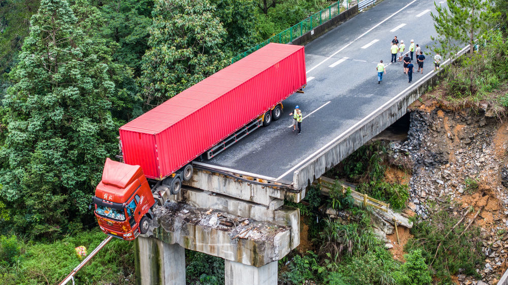 发生垮塌的猴子河特大桥引桥（6月24日摄，无人机照片）。新华社记者 陶亮 摄