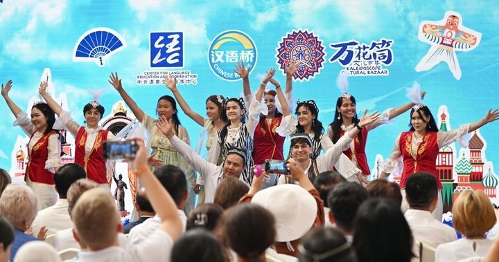2025年8月6日，上合国家青年学生在天津共同表演舞蹈节目。当日，“上合之约&middot;丝路津彩”上合国家青年学生“万花筒”文化市集在天津庆王府举行。新华社记者 李然 摄