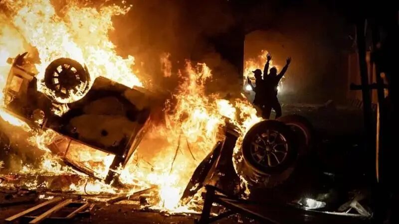 ◆印尼多地的建筑物被纵火，房屋被洗劫。