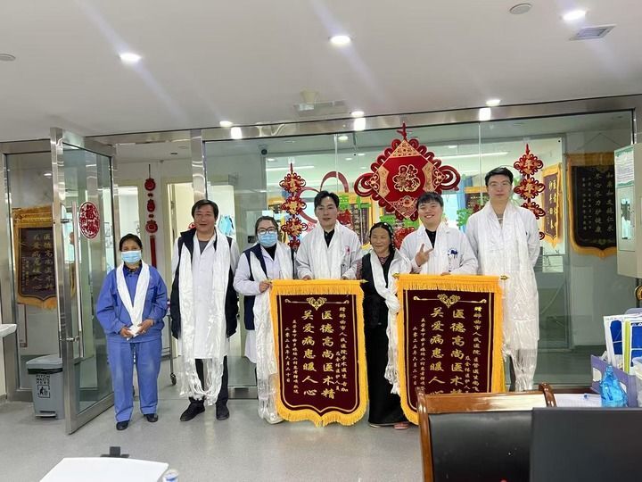 治愈患者向西藏那曲市人民医院赠送锦旗（2025年6月22日摄）。新华社发（古加 摄）
