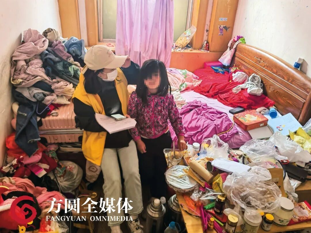 案发后,社工对刘小月进行访谈。5岁的刘小月每天都生活在这样杂乱而肮脏的环境里。(图片来源:受访者供图)