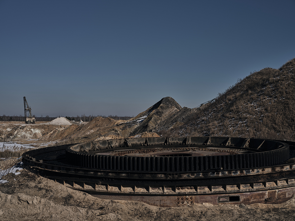 当地时间2025年2月25日,乌克兰北部日托米尔地区,铲斗式挖掘机在开采稀土材料。