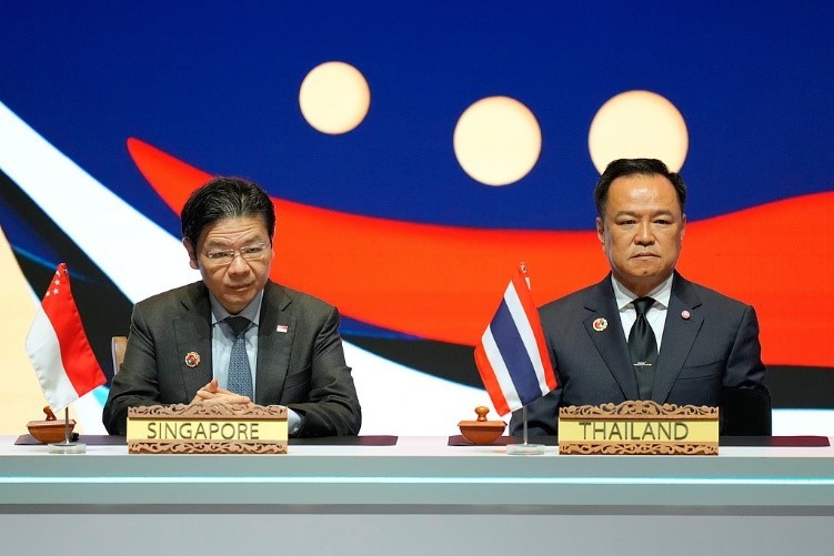 新加坡总理黄循财(左)和泰国总理阿努廷(右),图源:视觉中国