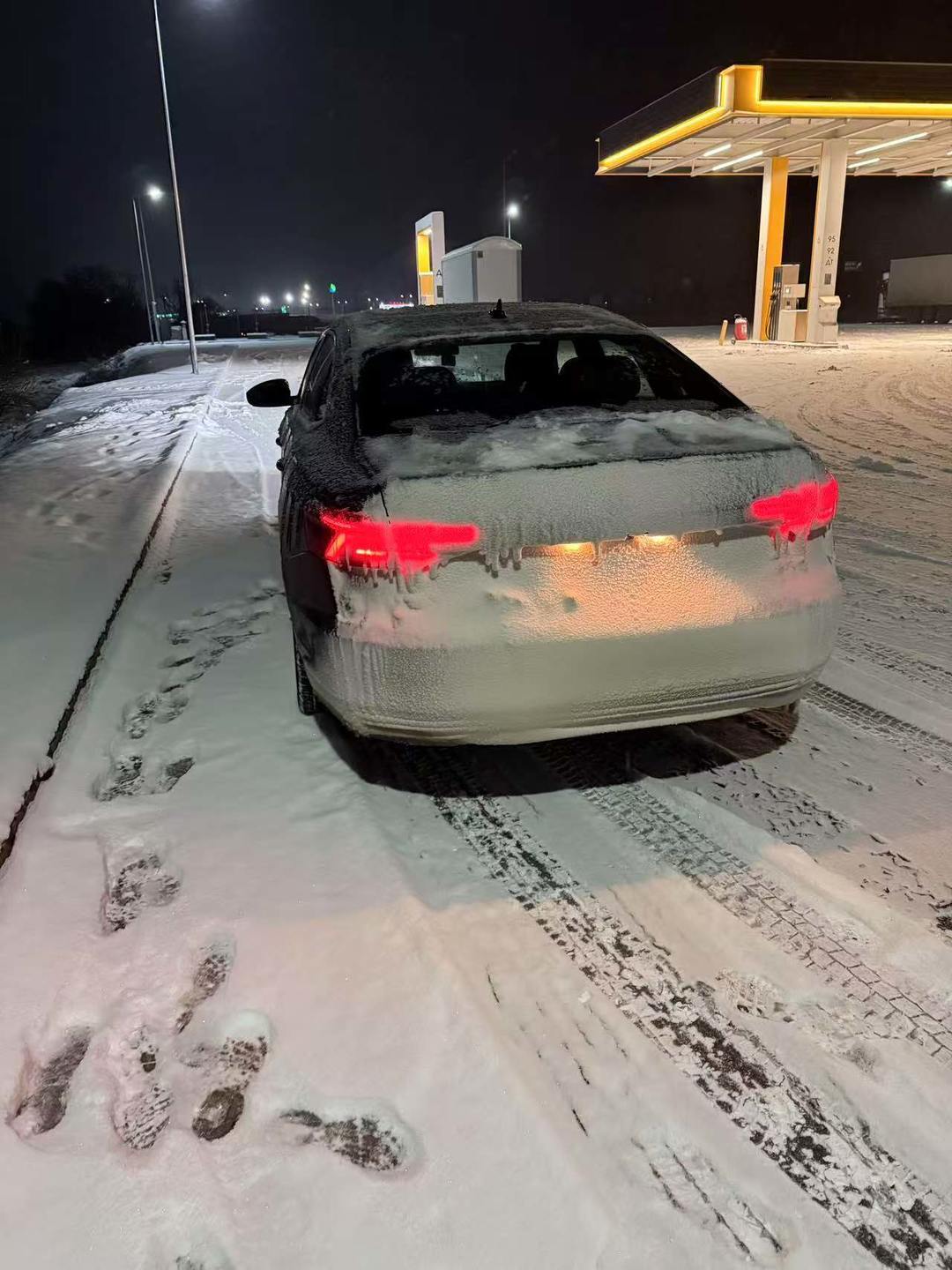 ▲江仁基穿过哈萨克斯坦境内时，当地正在经历暴雪天气，大雪将他的车身覆盖
