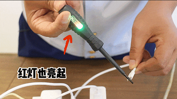 △充电器金属头明显带电。图源：宁波消防