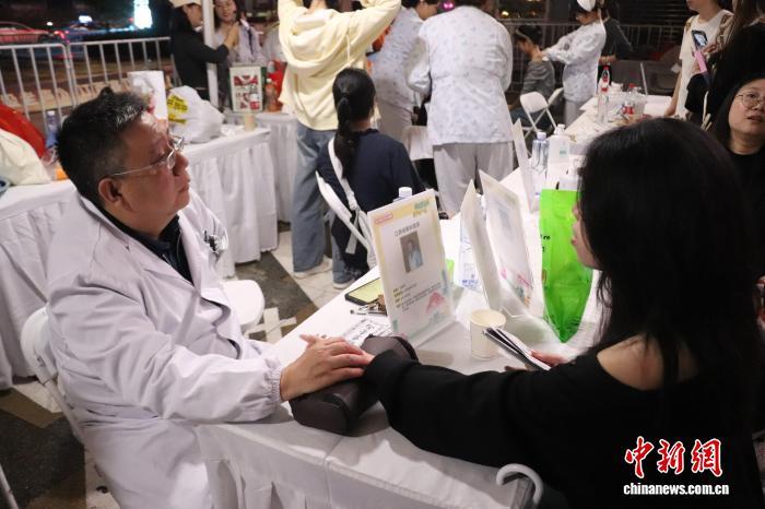 图为正在把脉问诊的市民。 熊锦阳 摄