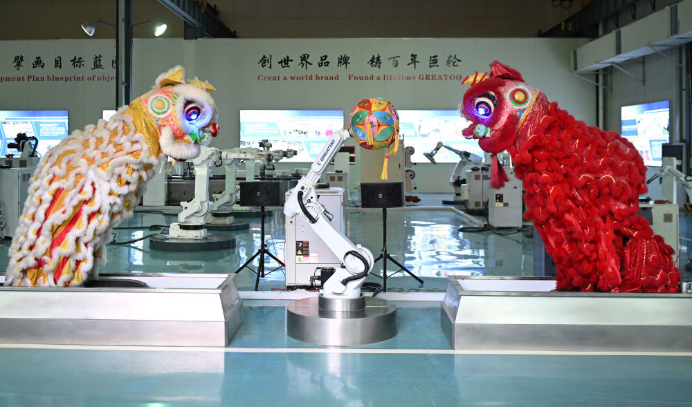 位于揭阳的巨轮智能装备股份有限公司的工业机器人舞狮（6月29日摄）。新华社记者 邓华 摄