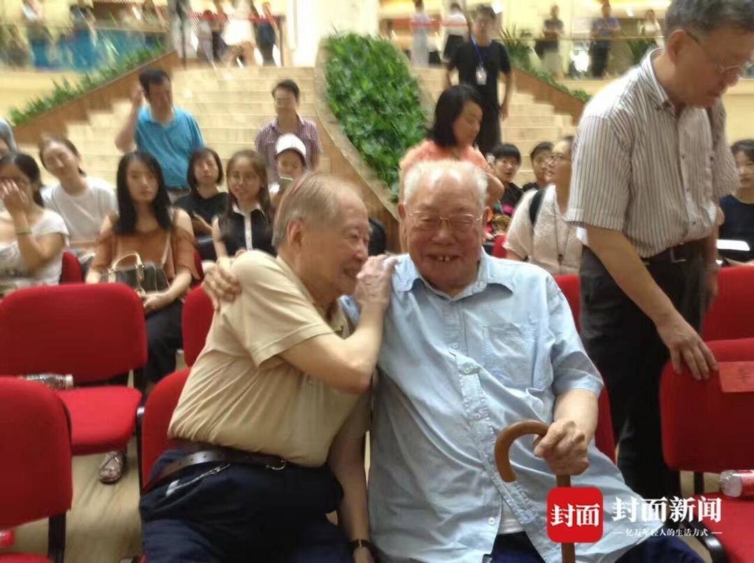 2017年8月4日王火(左)與馬老(右)(攝影:封面新聞記者張杰)