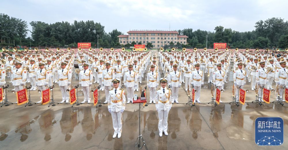↑ 中国人民解放军联合军乐团在进行训练（8月12日摄）。新华社记者 殷刚 摄