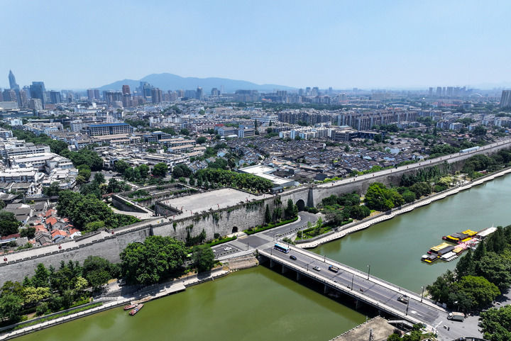 南京中华门城堡与秦淮河景色(2023年6月9日摄,无人机照片)。新华社记者 杨磊 摄