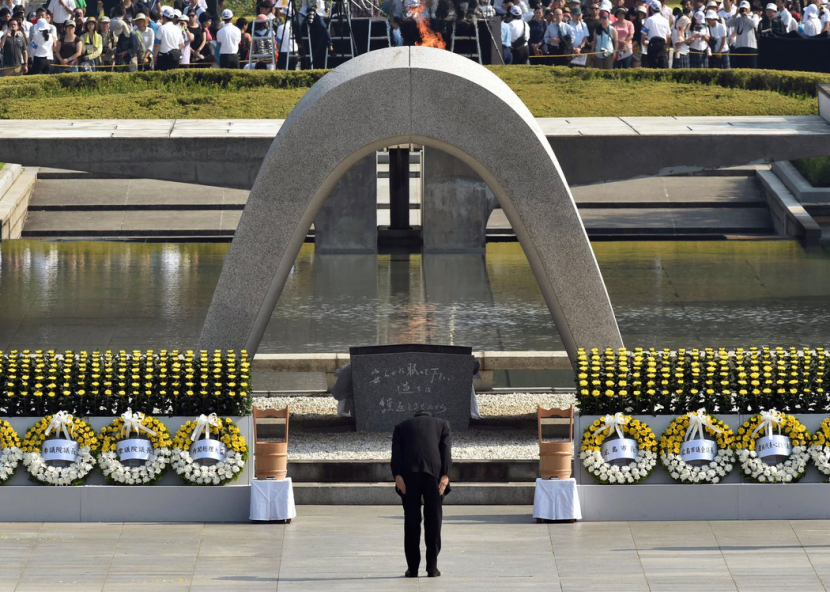 ◆2015年8月,时任日本首相安倍晋三在广岛和平纪念公园参加纪念活动。