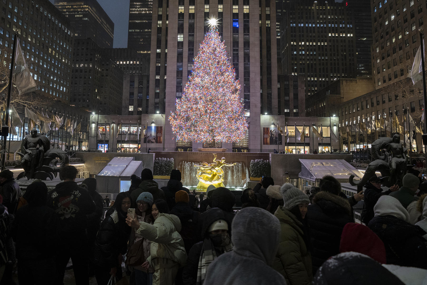 ▲当地时间2025年12月26日,美国纽约,洛克菲勒中心圣诞树在夜间暴风雪中亮灯 图据视觉中国