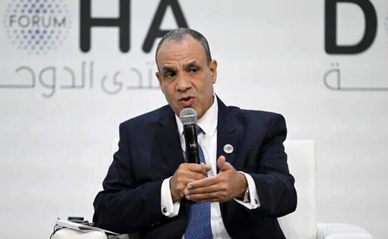 当地时间6日,阿卜杜勒阿提在参加多哈论坛期间发表讲话。图自外媒