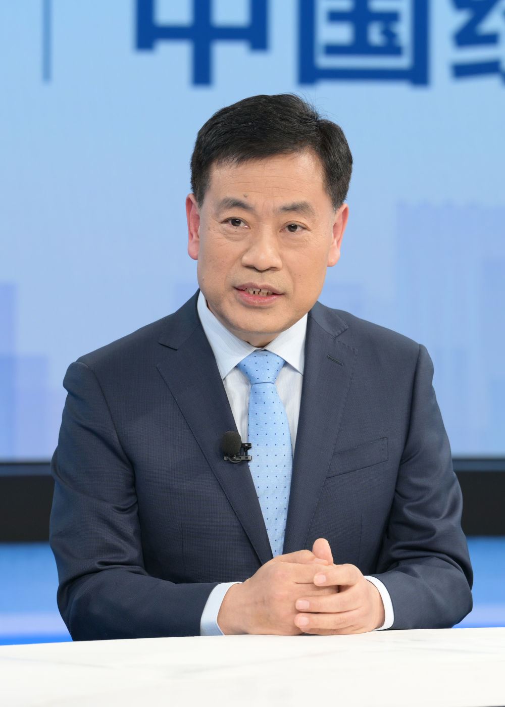 国家发展改革委社会司副司长、一级巡视员彭福伟在第十二期“中国经济圆桌会”录制现场交流发言。新华社记者 李贺 摄