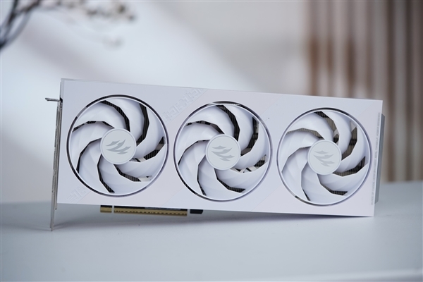 全白色刃式装甲!影驰RTX 5070 Ti圣刃图赏