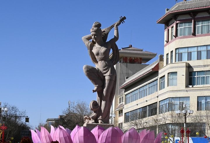 这是2025年2月12日拍摄的敦煌城市地标——反弹琵琶雕塑。新华社发（张晓亮摄）
