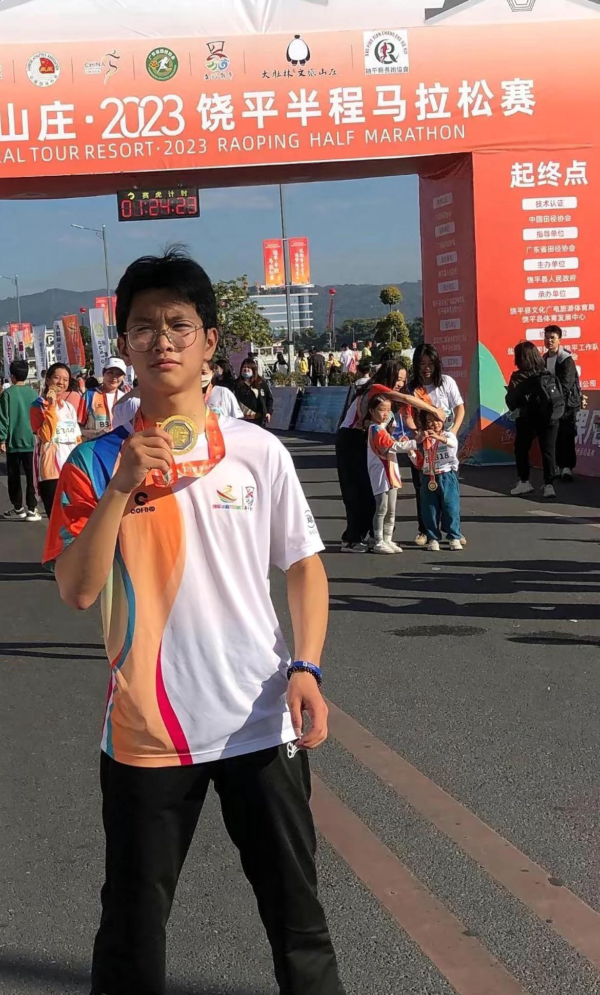 高中生在操场跑完步后不幸去世,多方回应