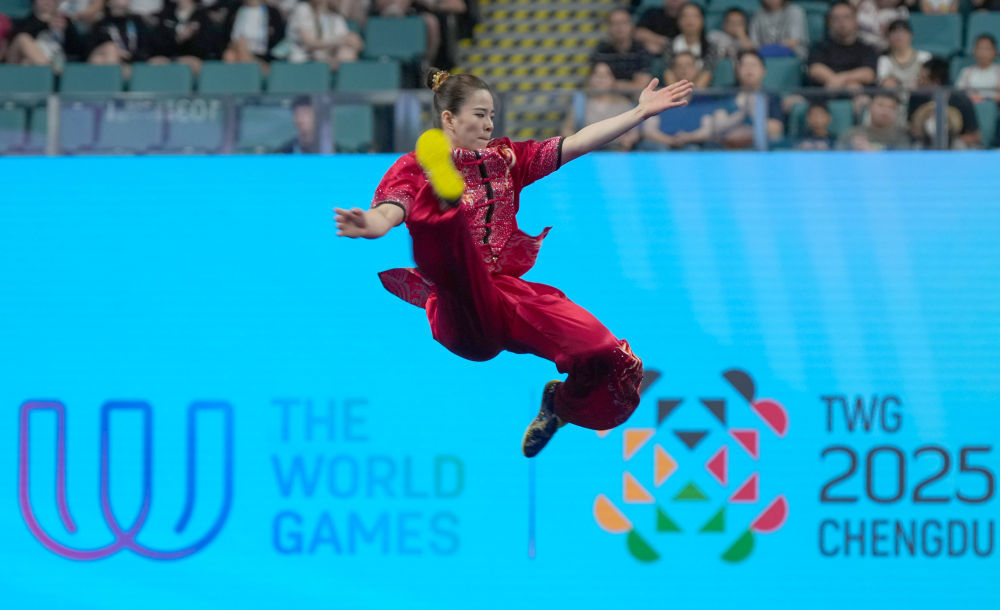 8月9日,马来西亚选手陈昌敏在南拳比赛中。最终,她获得冠军。新华社记者 徐速绘 摄