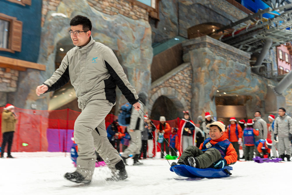 12月20日,人们在上海耀雪冰雪世界游玩。(上海耀雪冰雪世界供图)