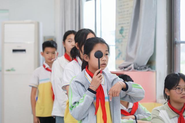 6月5日，浙江吴兴区东林二小的学生们在爱眼知识课上测视力。新华社记者　徐昱　摄