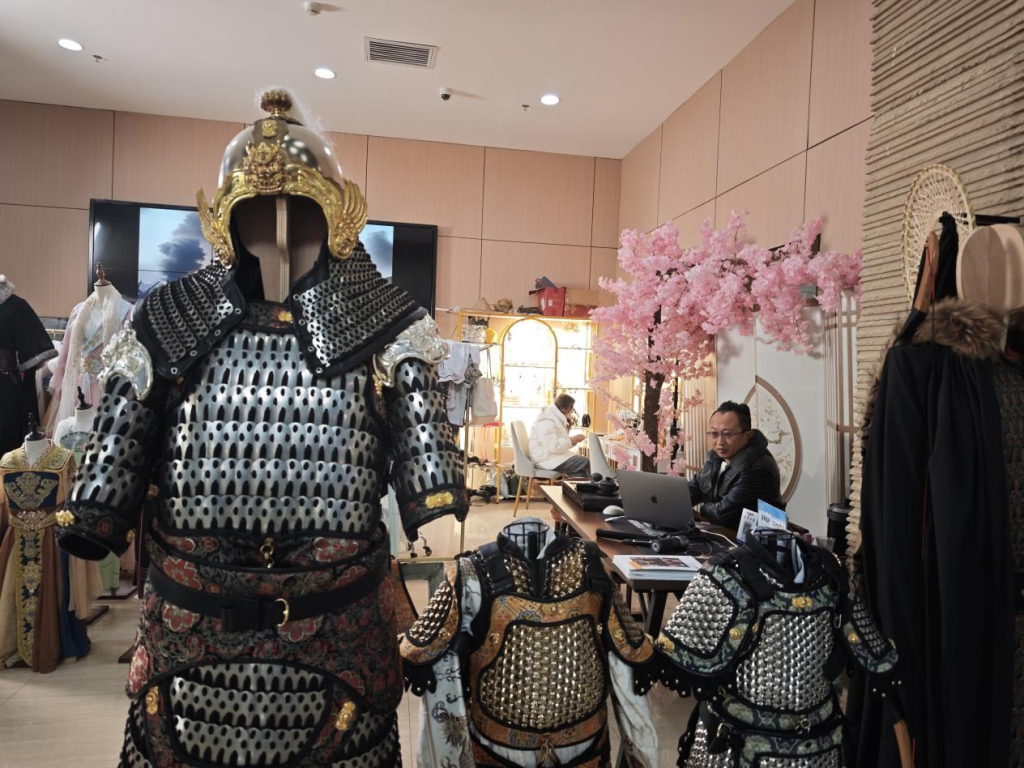 西夏陵景区内的返乡创业的解航和他的旅拍店。