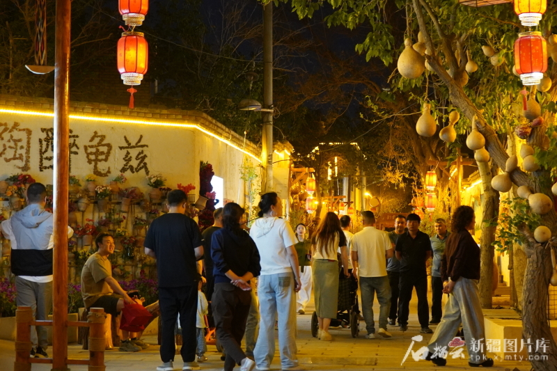 “五一”假期,库车市热闹的夜晚。 孟文静摄