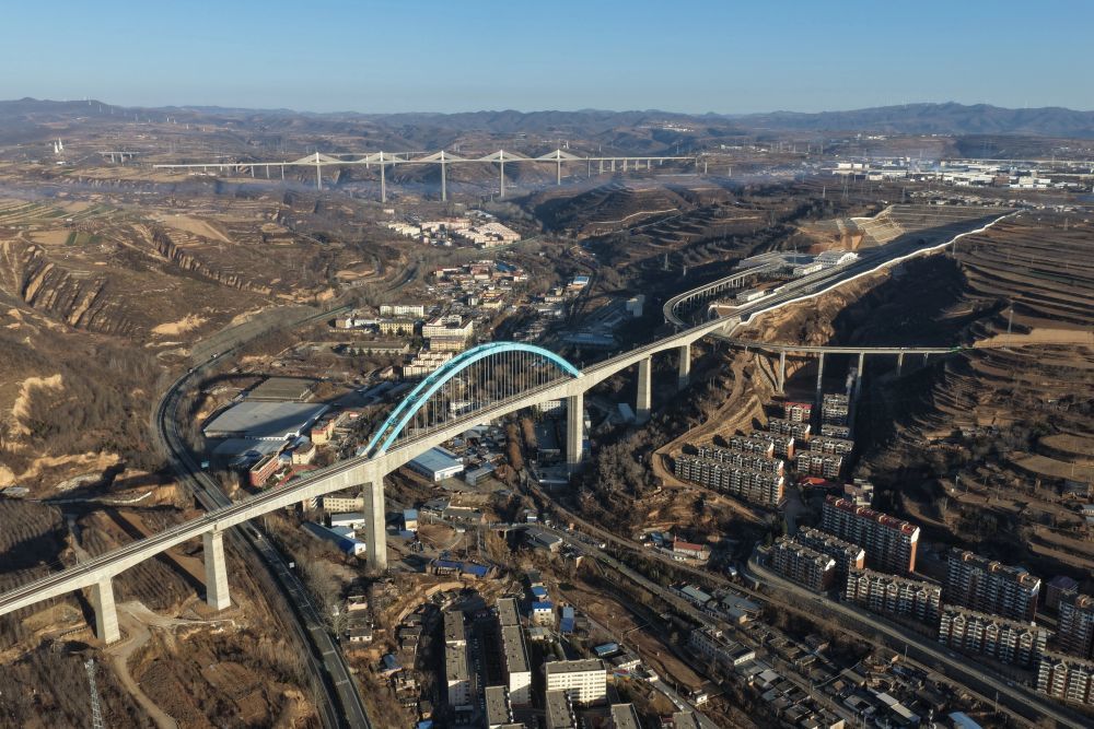 12月25日拍摄的西延高铁王家河特大桥(无人机照片)。新华社记者 邢广利 摄