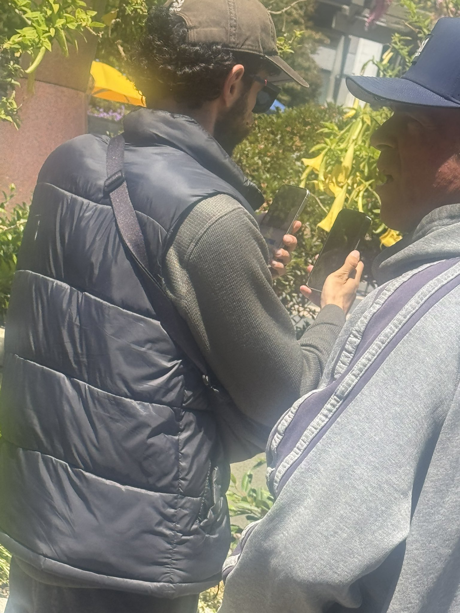 iPhone 17 Pro 真机谍照野外曝光!苹果安保又大意了?