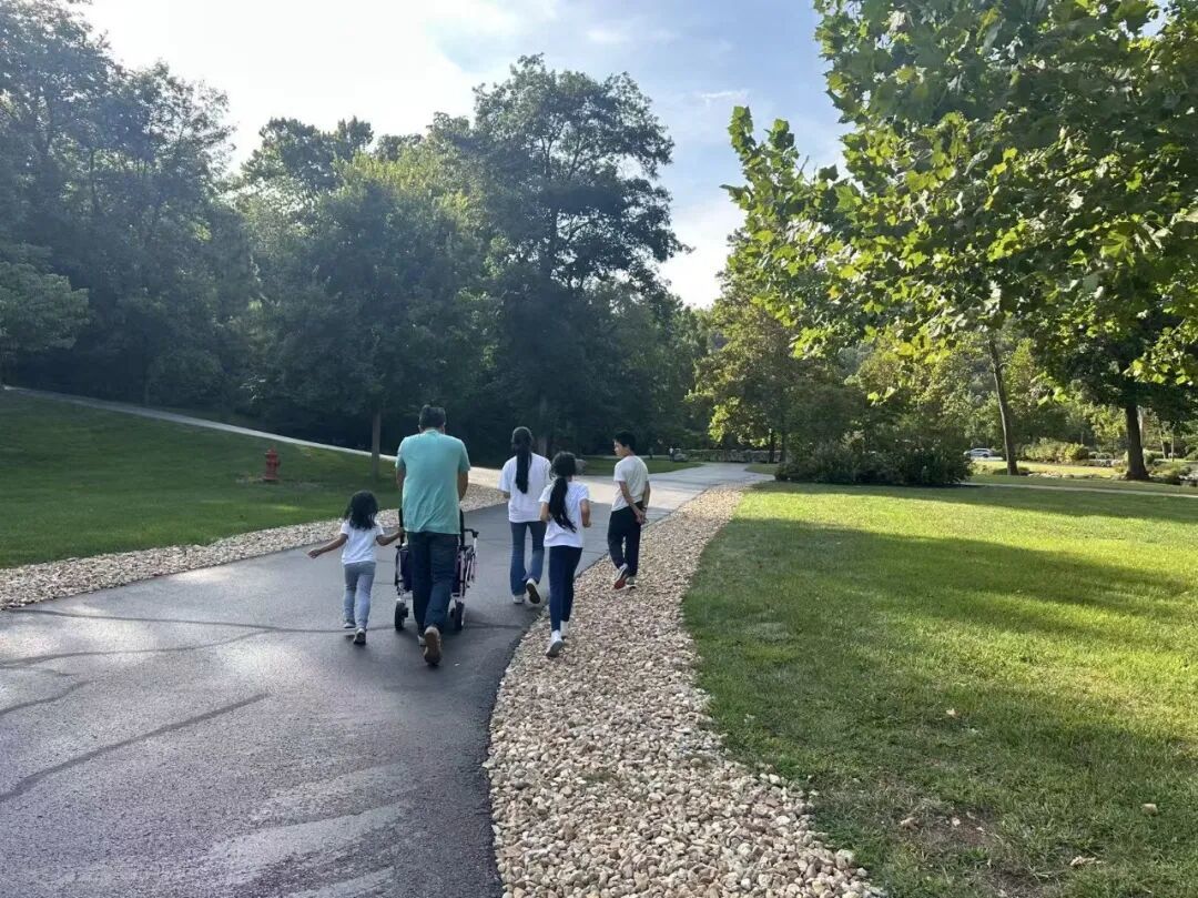 (一家人在公园散步)