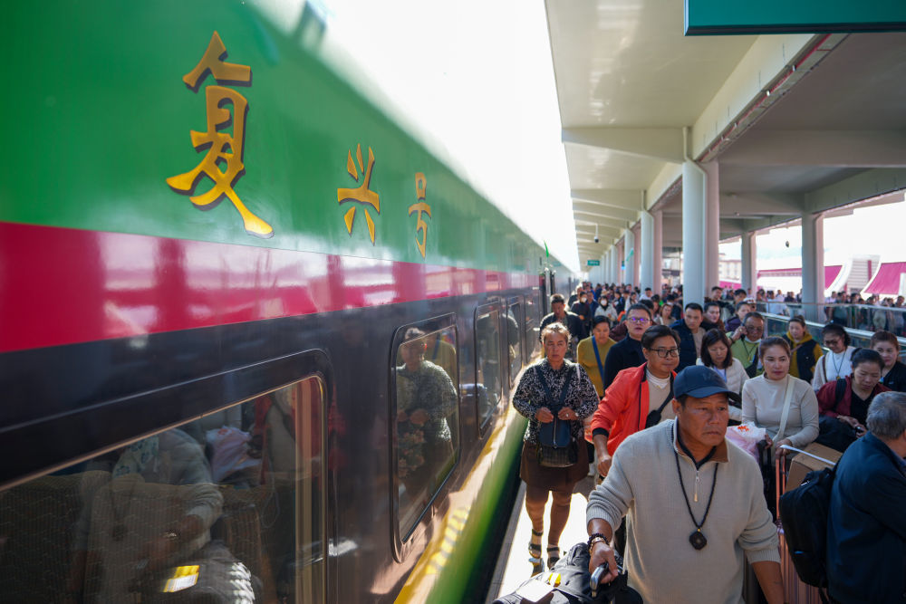 2024年12月3日，中老铁路D87次国际旅客列车抵达云南磨憨口岸。位于云南省最南端的磨憨，地处中老铁路、昆曼国际公路的关键节点，是我国通往老挝的国家级陆路口岸。中老铁路国际旅客列车极大促进了铁路沿线的文化传播与交流，进一步推动中老两国友好往来，铁轨的“硬联通”密切了中老两国人民的“心联通”。