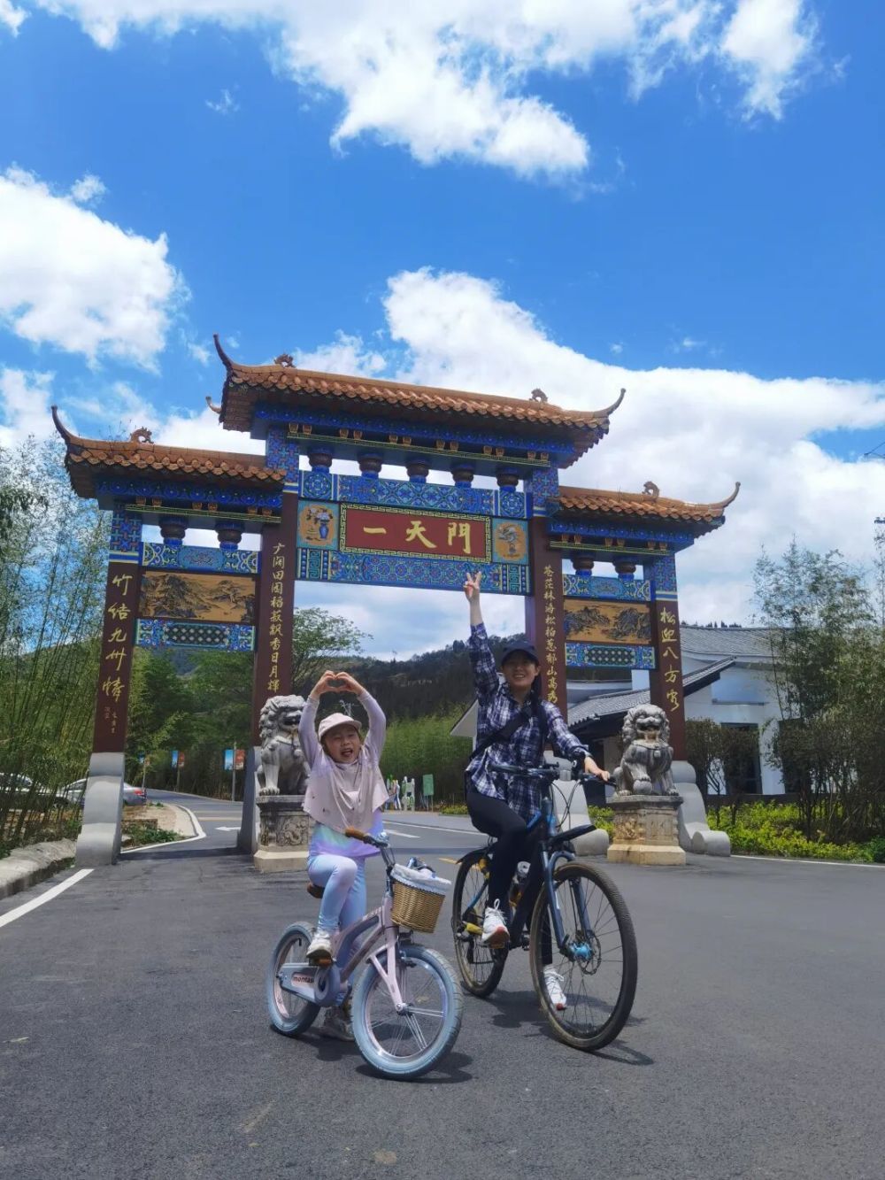 小朋友今年学会了骑自行车，那个曾经只会在怀里牙牙学语的小宝贝，已在不经意间慢慢成长。@白0
