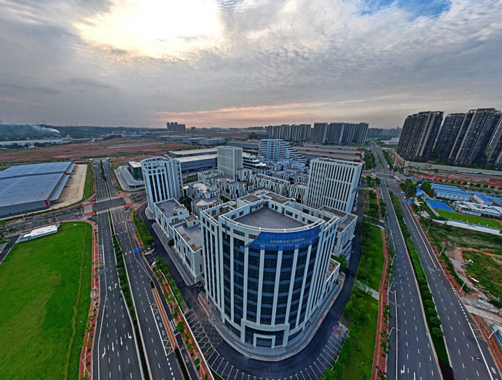 位于广西南宁市的东盟多式联运智慧产业城（2024年5月13日摄，无人机照片）。新华社记者 周华 摄