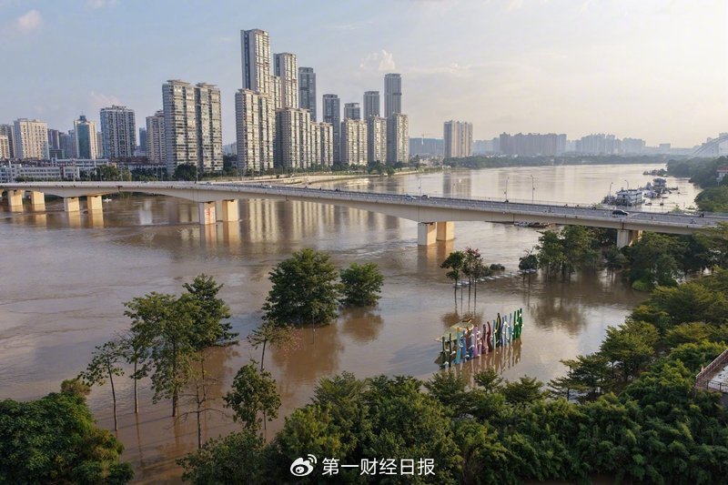 受今年台风影响,广西多条河流出现超警戒洪水,10月8日邕江南宁市区河段水位不断上涨 新华社图