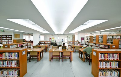 北京市朝阳区图书馆劲松馆一角。新华社发