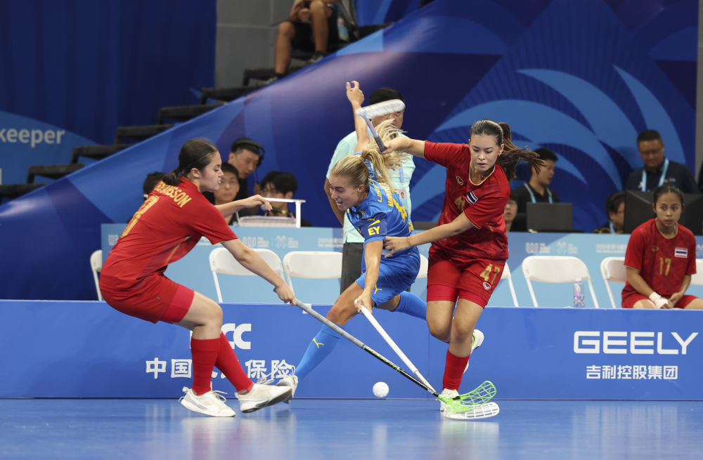 ↑ 双方球员在比赛中拼抢。新华社记者 张丽芸 摄