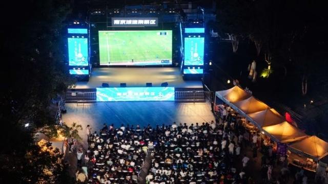 “苏超”比赛期间,江苏各地在部分商圈、街区设置“第二现场”,直播赛事,并设有游戏互动区、烟火市集区等。新华社 图