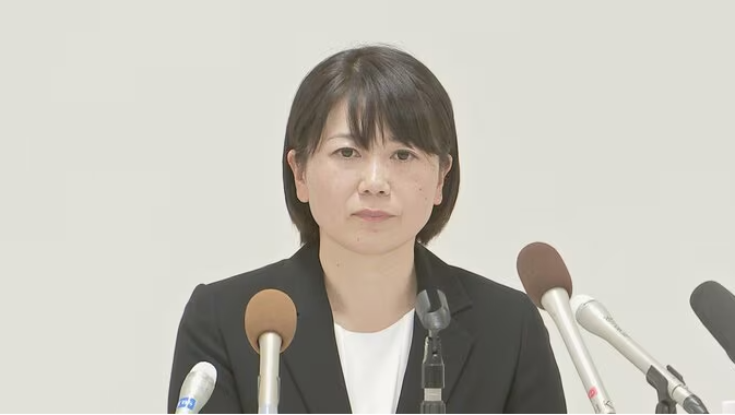 ▲小川晶召开发布会