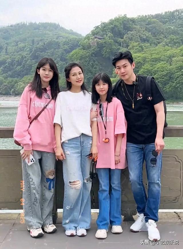 陆毅鲍蕾一家四口甜蜜出游,两个宝贝女儿颜值爆表,太可爱了!