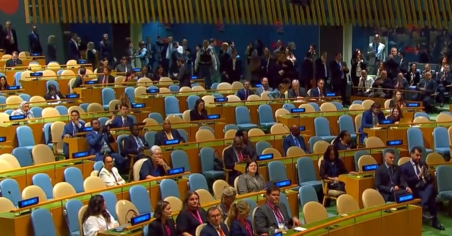 △眾多聯(lián)合國會員國代表起身離席,代表席頓時空空蕩蕩