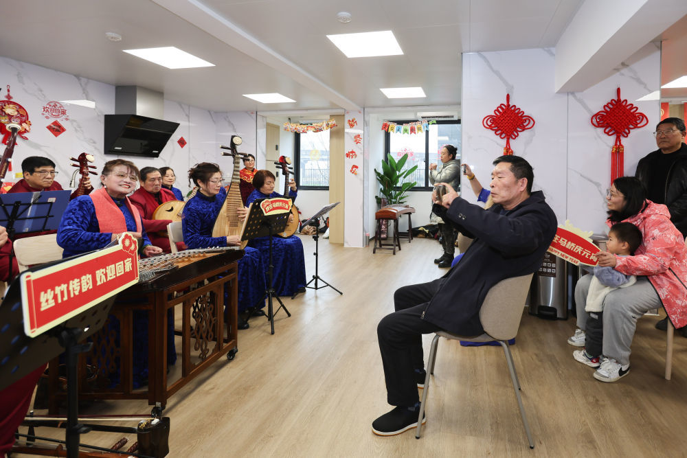 民樂隊在上海市閔行區(qū)新時代城市建設者管理者之家演奏（2024年2月23日攝）。新華社記者 王翔 攝