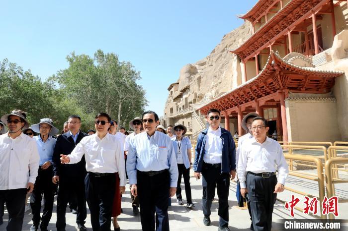 6月26日，中国国民党前主席马英九（中间右边穿蓝色衬衣者）同中共中央台办、国务院台办主任宋涛（中间左边穿白色衬衣者），参观敦煌莫高窟。尹赛楠　摄