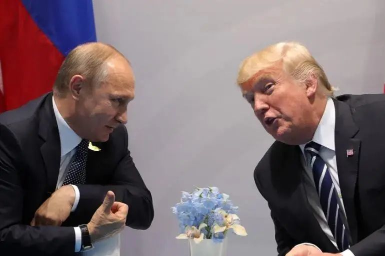 2017年,普京和特朗普在汉堡G20峰会期间的双边会晤中交谈。