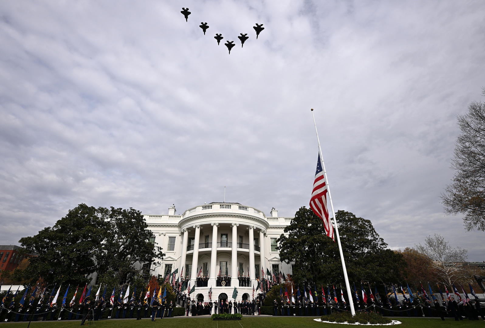 ▲特朗普在白宫欢迎穆罕默德时,军机编队飞越上空