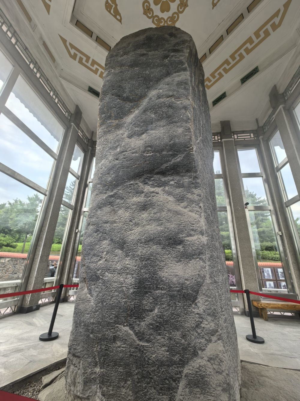 立于公元414年的“好太王碑”，距今1600余年，是中国现存最大的石碑之一。新华社记者 孙鹏程 摄