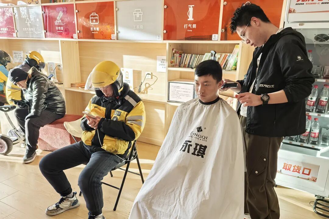 空港街道中粮&middot;祥云小镇友好商户为新就业群体免费理发。